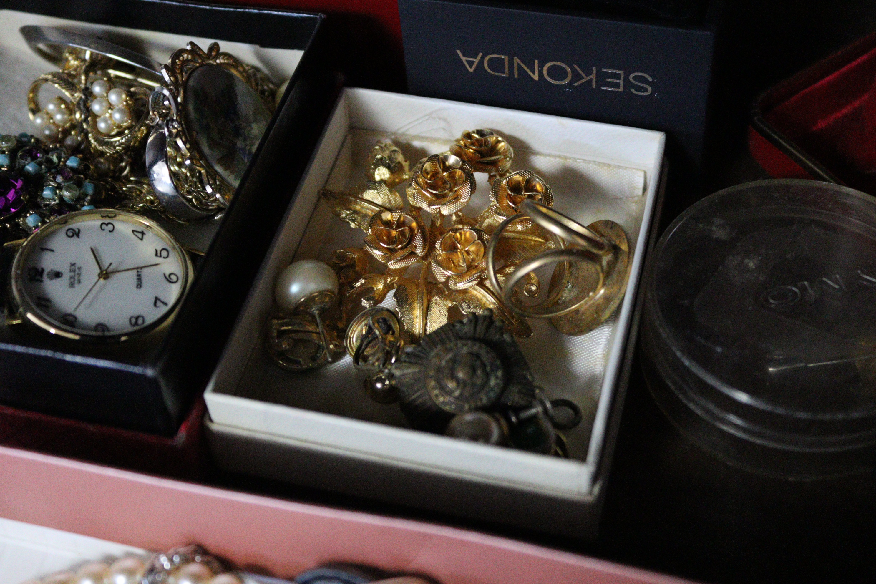 A large quantity of costume jewellery. - Image 5 of 10