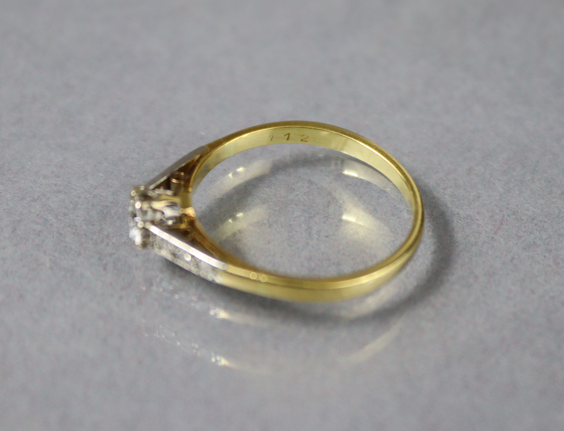 A diamond ring, the round-cut centre stone approx. 0.2 carat, a row of three smaller diamonds to - Image 3 of 3