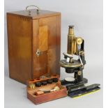 AN EARLY 20TH CENTURY CARL ZEISS JENA BLACK LAQUERED MONOCULAR MICROSCOPE WITH BRASS FITTINGS (MODEL