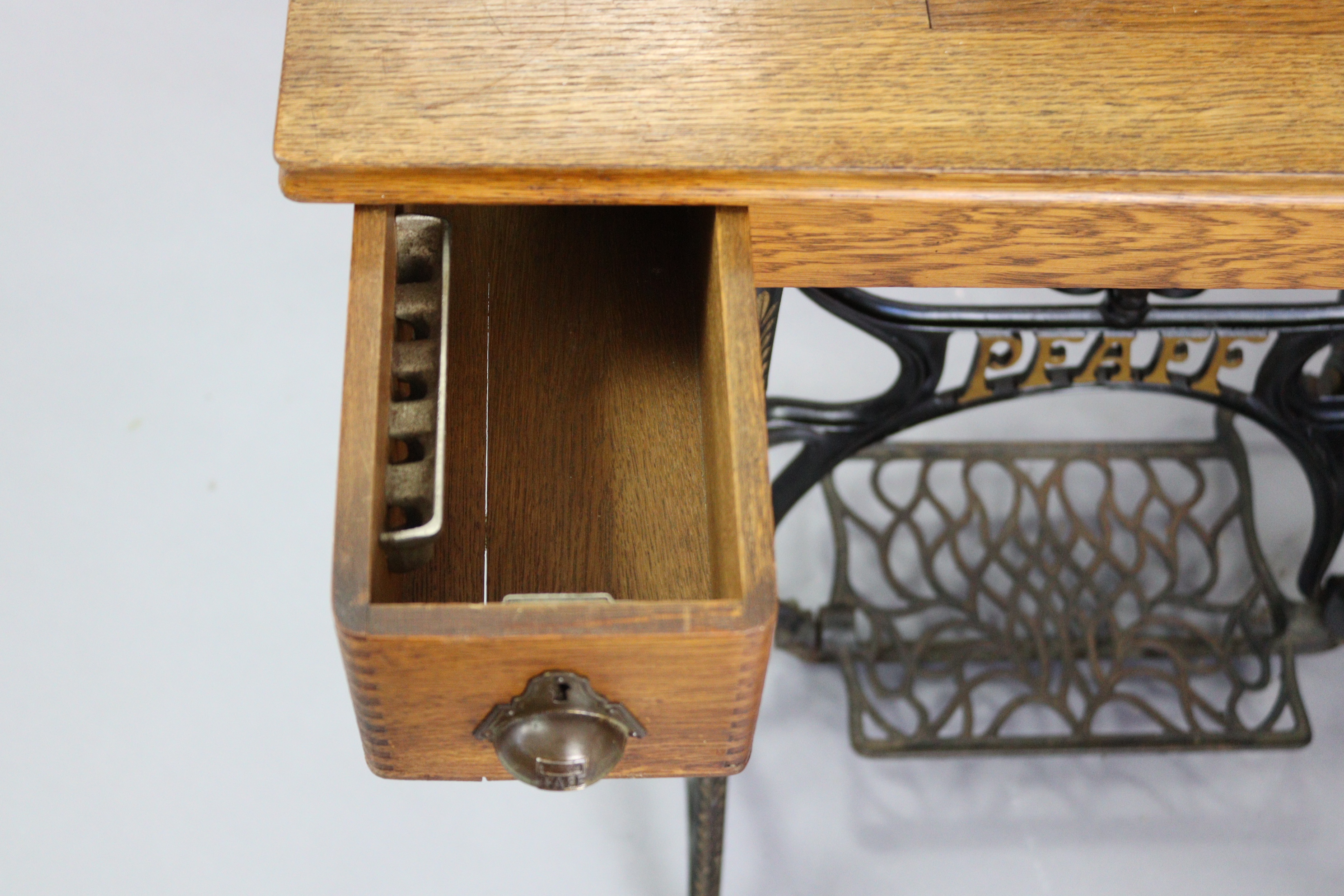 An early 20th century Pfaff treadle sewing machine in oak case, & on cast-iron stand, 37” wide. - Image 3 of 7