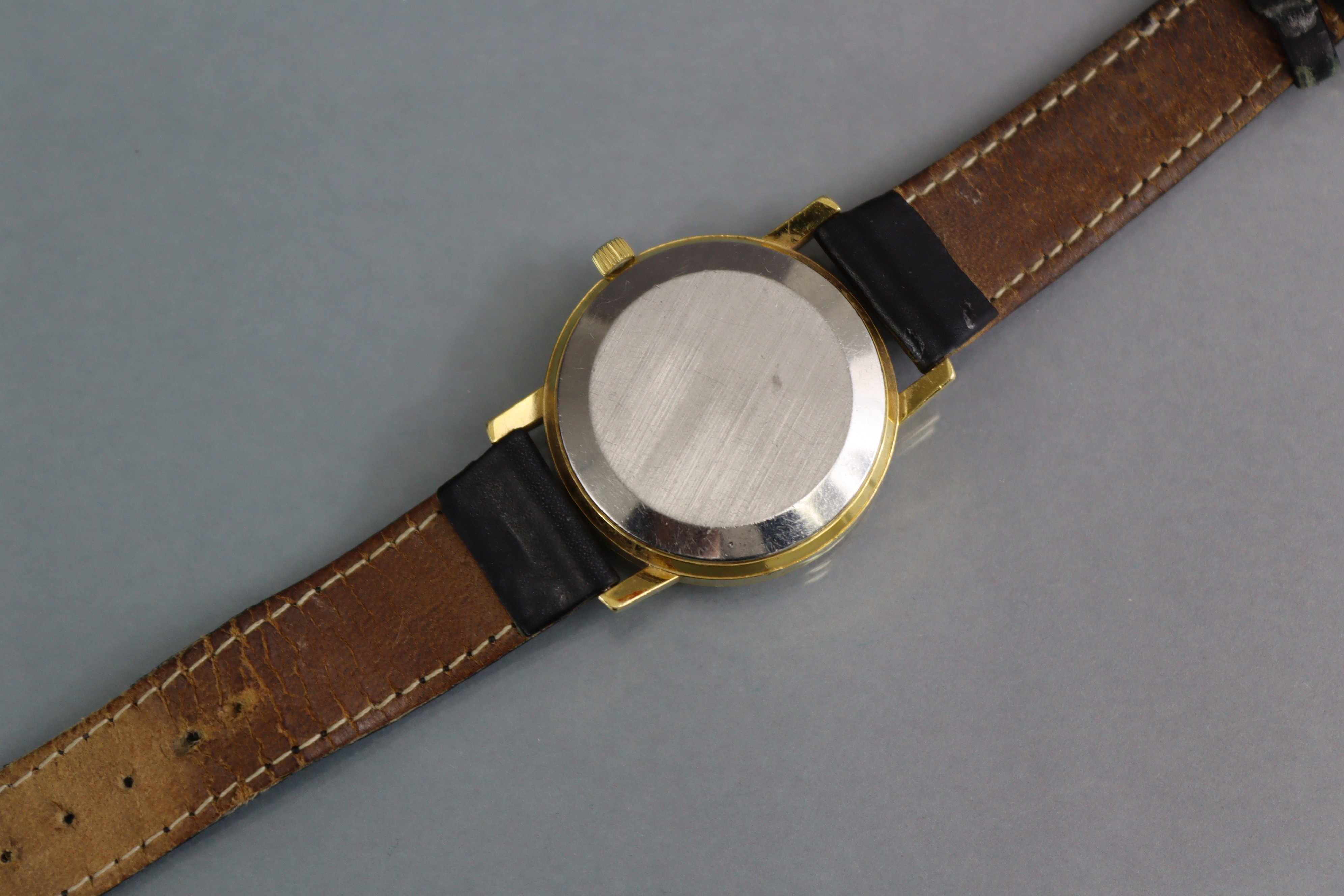 An Omega Automatic gent’ wristwatch, the circular silvered dial with gilt baton numerals, date - Image 4 of 6
