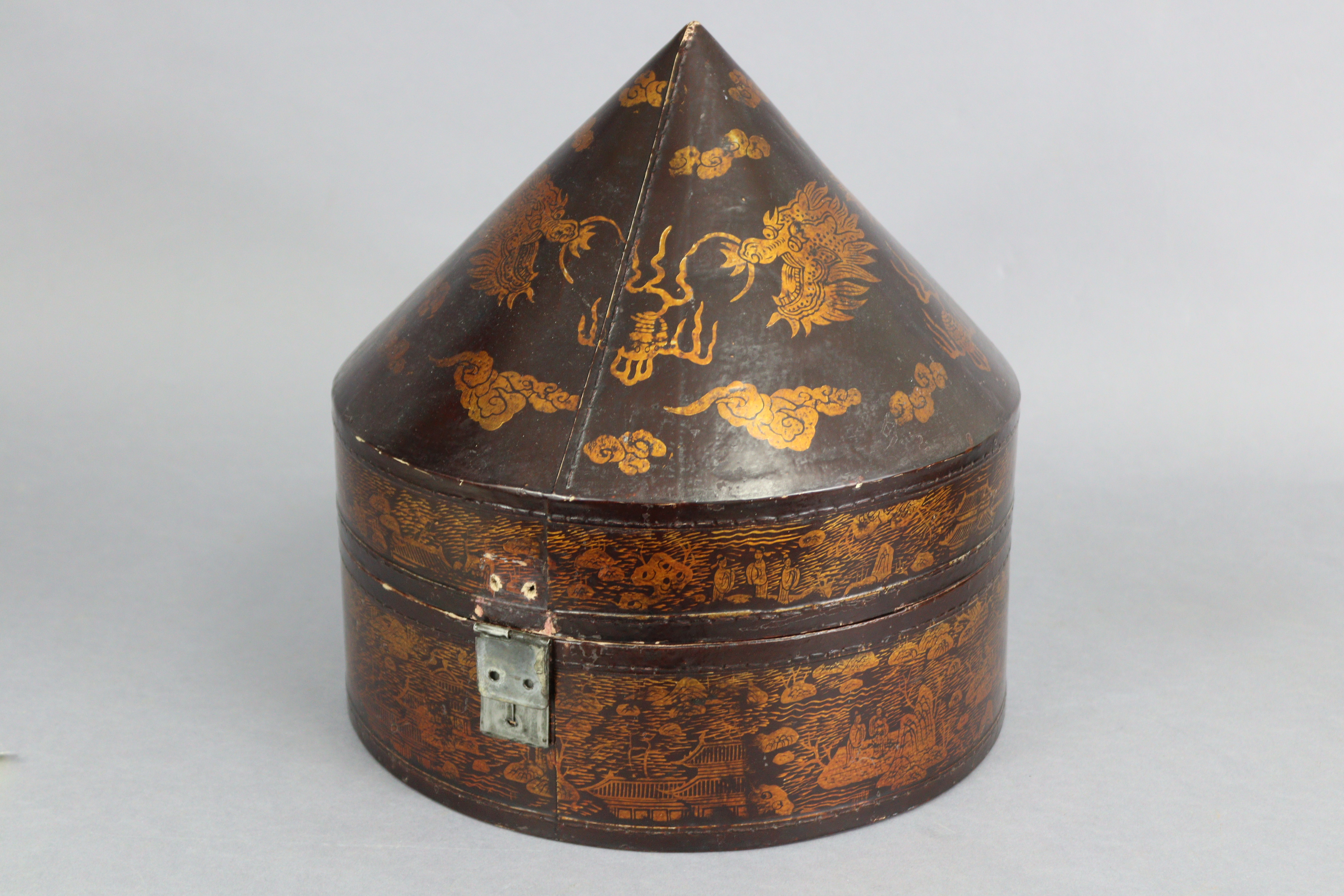 An early/mid 20th century Chinese black & gold lacquered hat box decorated with dragons chasing - Image 4 of 7