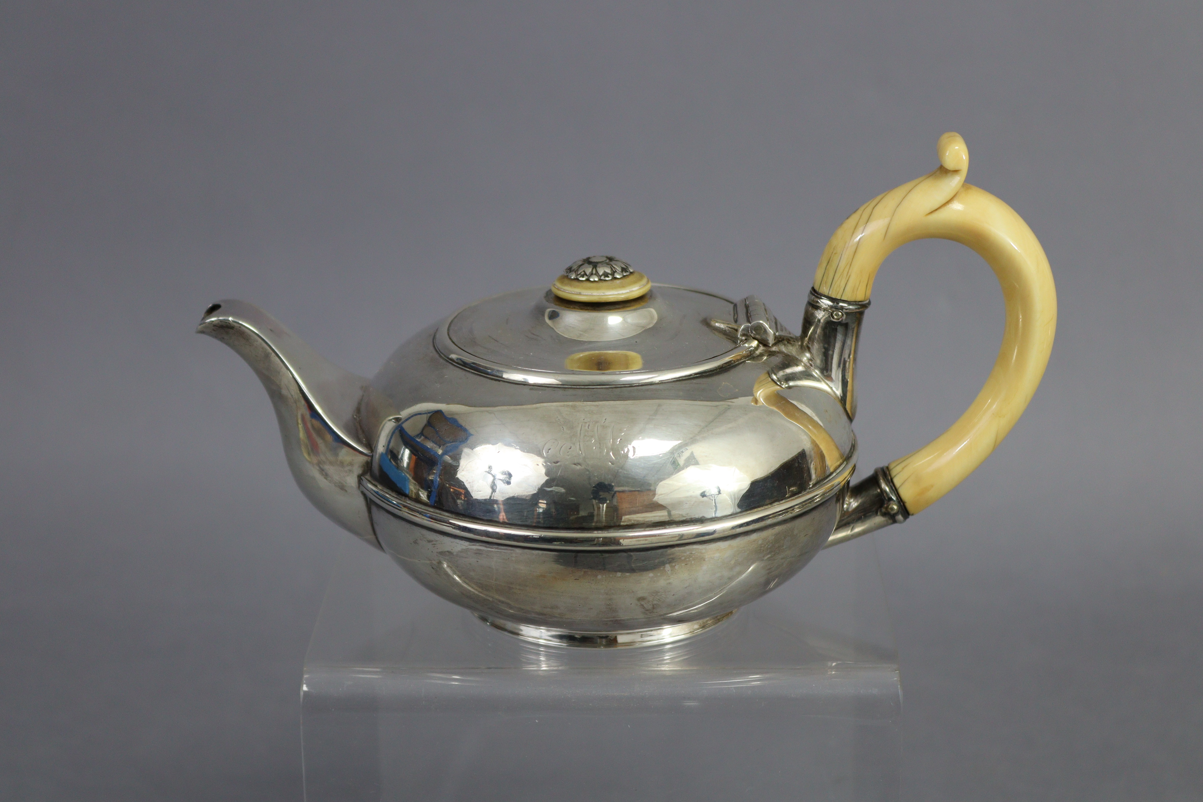 A George IV silver teapot of compressed round form, with ivory scroll handle & finial to the - Image 2 of 2