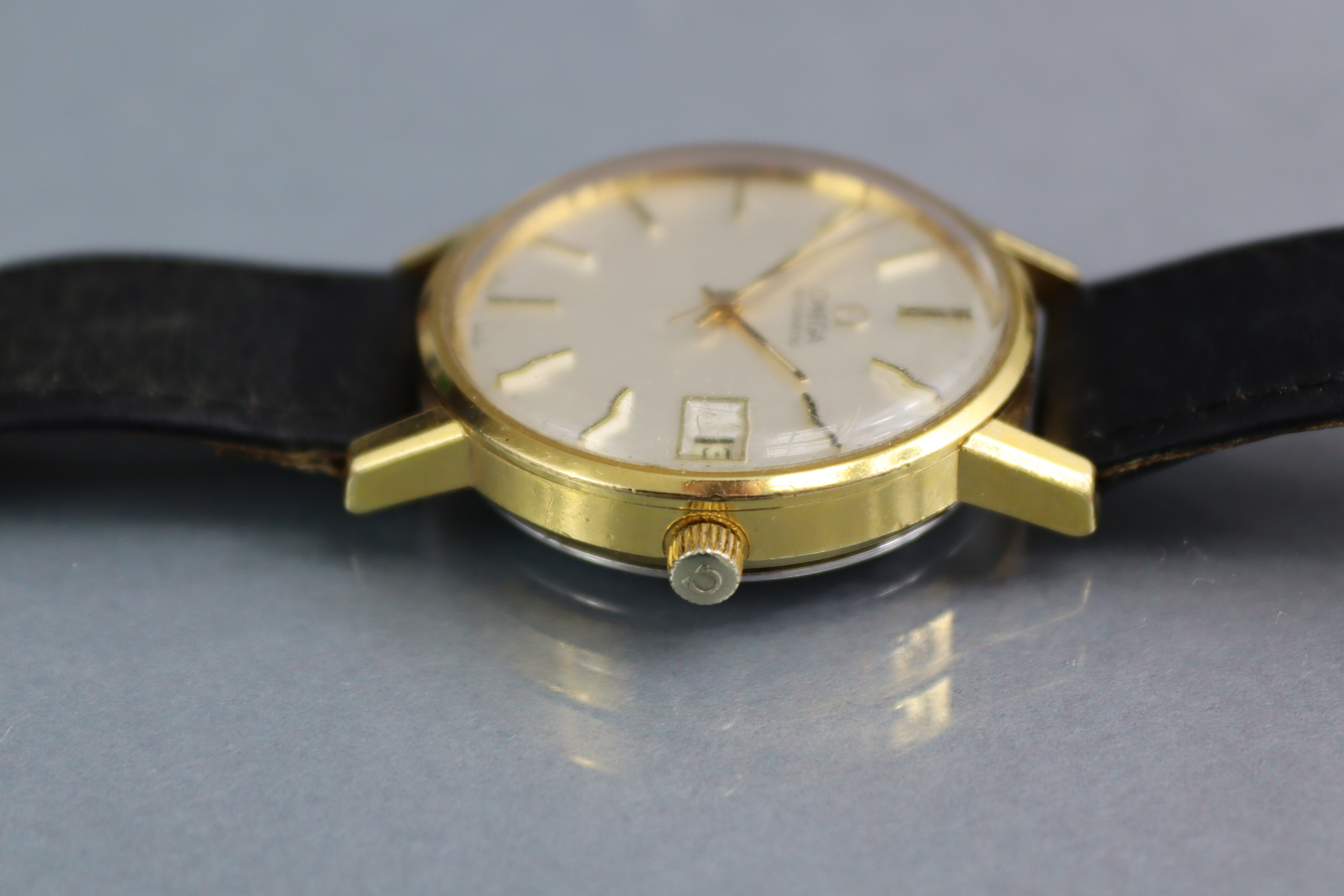 An Omega Automatic gent’ wristwatch, the circular silvered dial with gilt baton numerals, date - Image 3 of 6