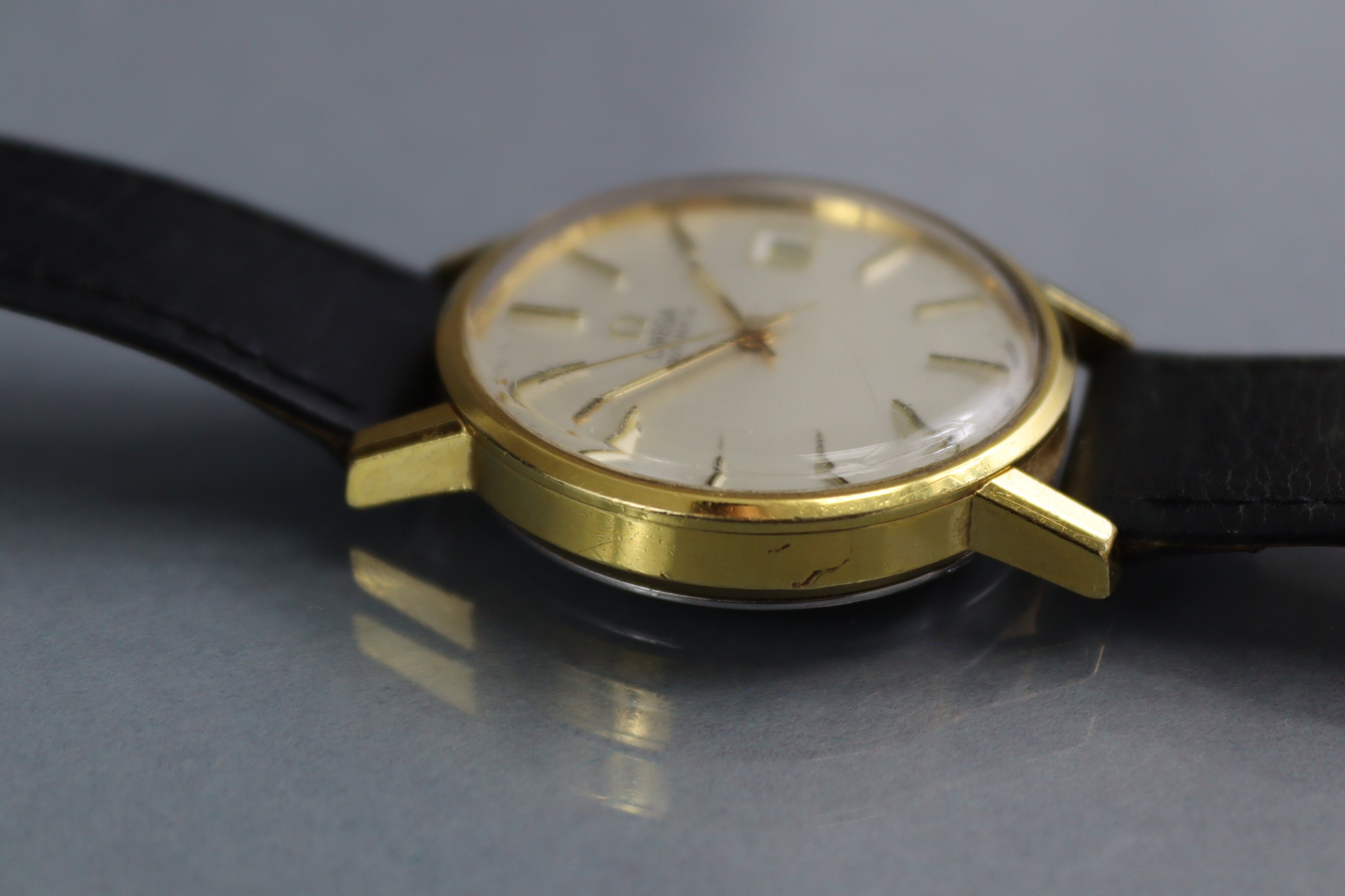 An Omega Automatic gent’ wristwatch, the circular silvered dial with gilt baton numerals, date - Image 2 of 6