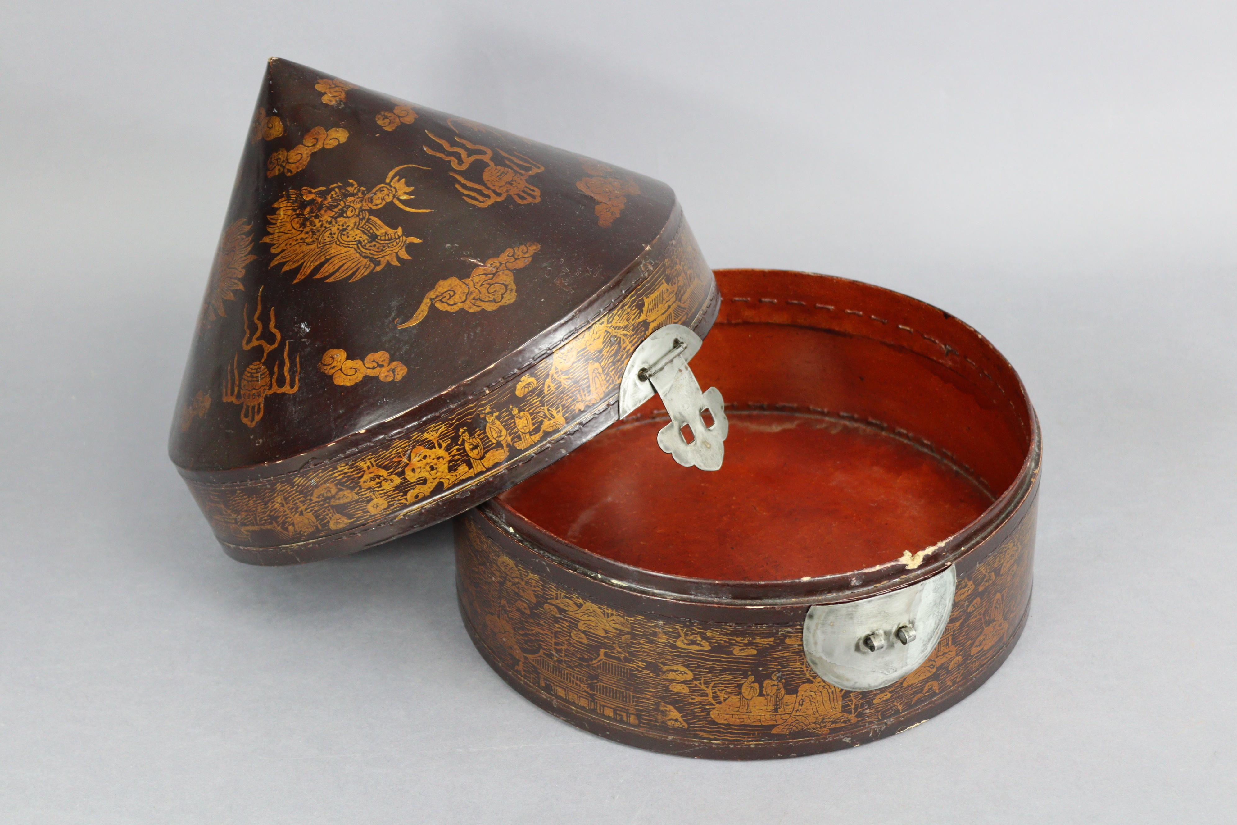 An early/mid 20th century Chinese black & gold lacquered hat box decorated with dragons chasing - Image 5 of 7