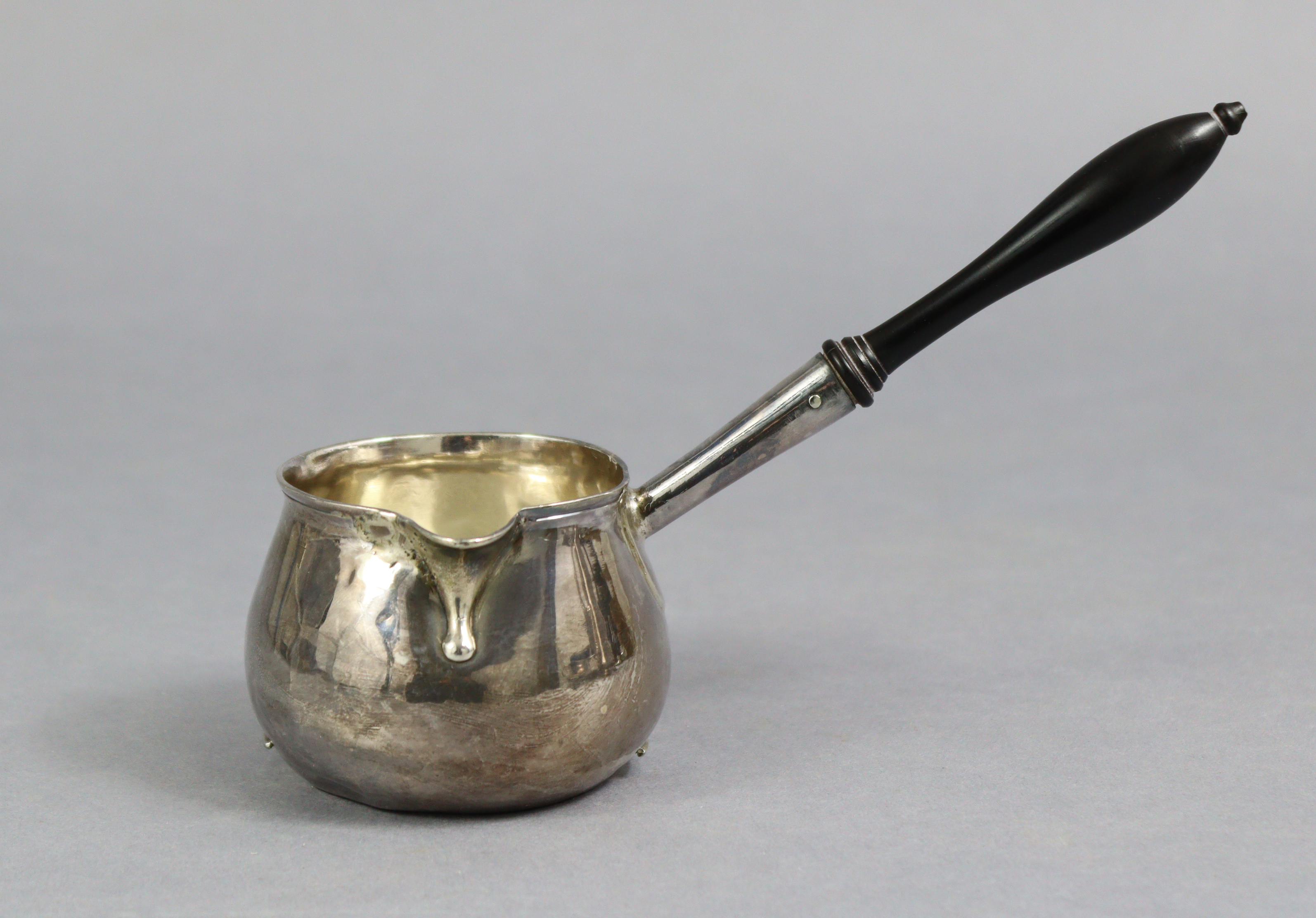 A George I silver brandy saucepan of baluster shape, with ebonised turned wood handle, 6¾” long;