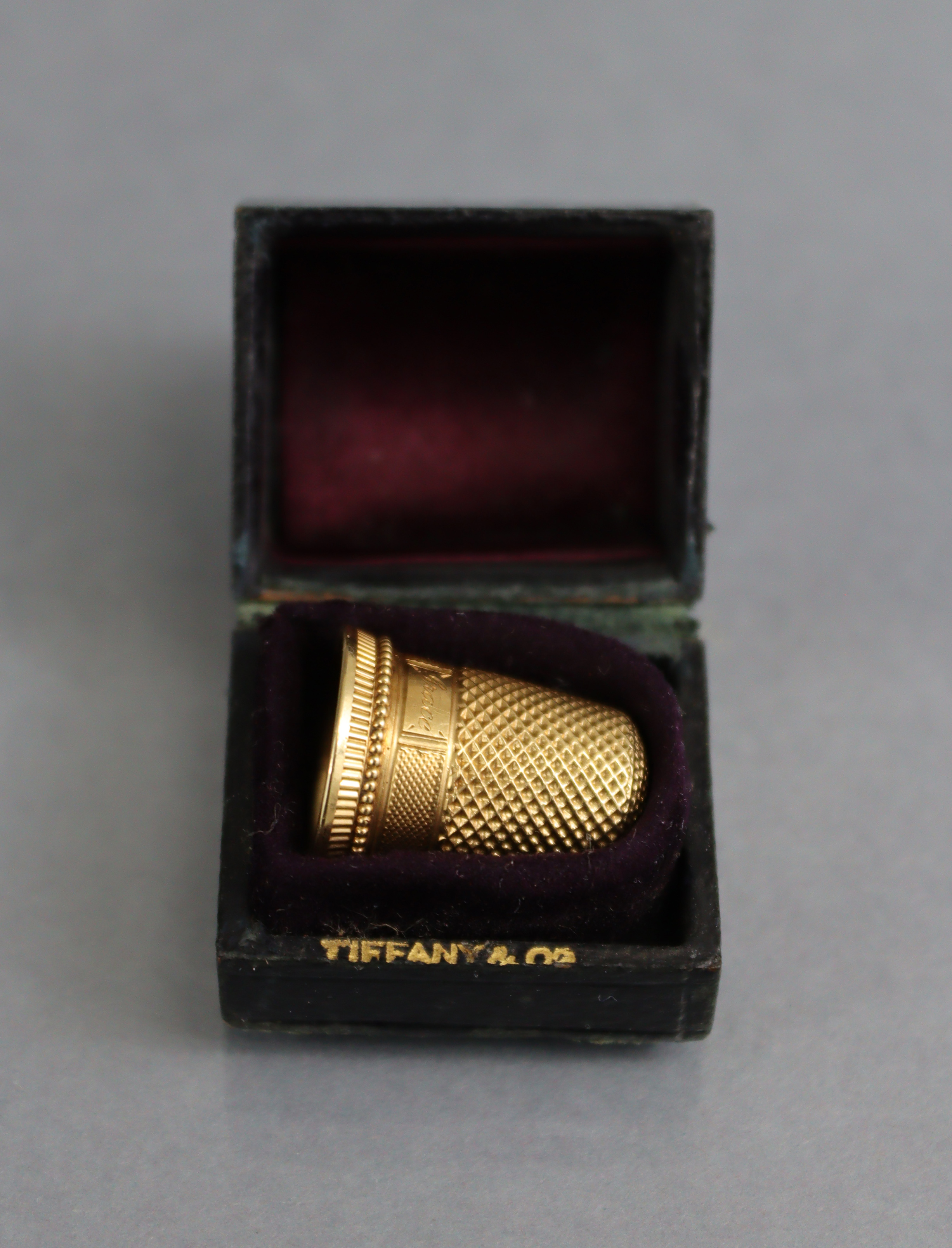A GOLD THIMBLE with engraved inscription “Grace”, ¾” high, un-marked (6.8gm); in TIFFANY & Co. - Image 4 of 5