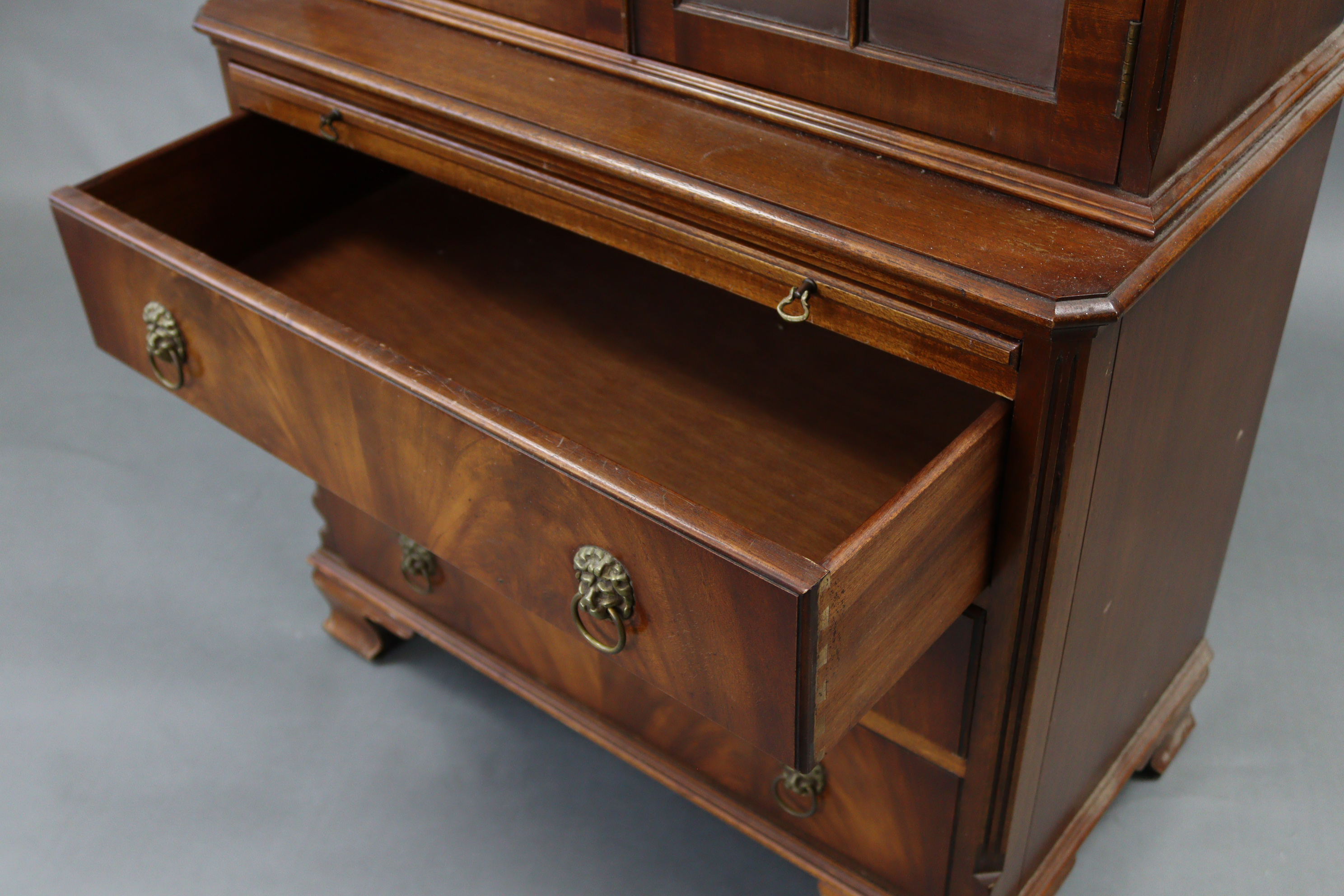 A reproduction mahogany tall bookcase, the upper part with two adjustable shelves enclosed by pair - Image 3 of 3