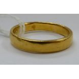 A 22ct gold wedding ring 11