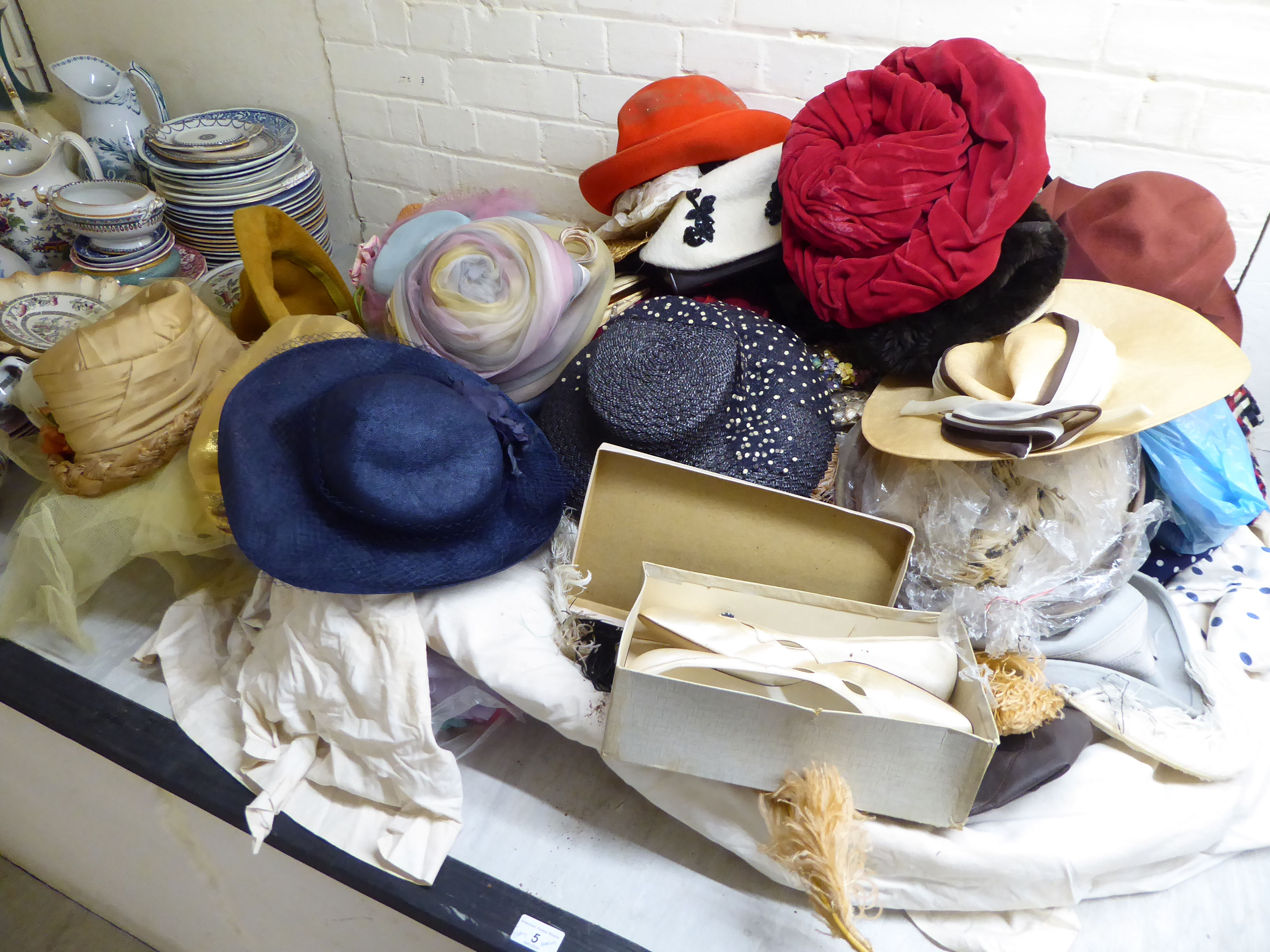 Vintage and later women's fashion accessories: to include variously made and designed hats - Image 2 of 3