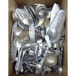 Silver plated cutlery and flatware: to include fiddle pattern soup spoons T0S9
