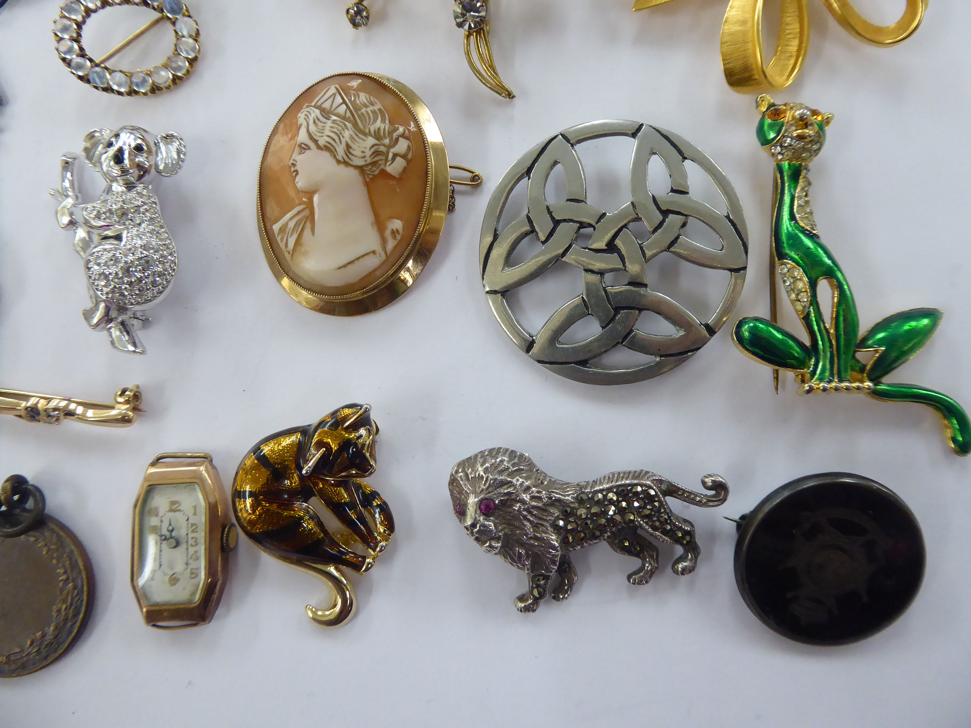 Items of personal ornament: to include a 9ct gold lady's wristwatch (case only) 11 - Image 5 of 5
