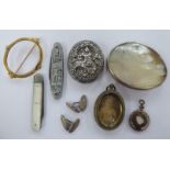 Small collectables: to include an Indian silver coloured metal pill box,