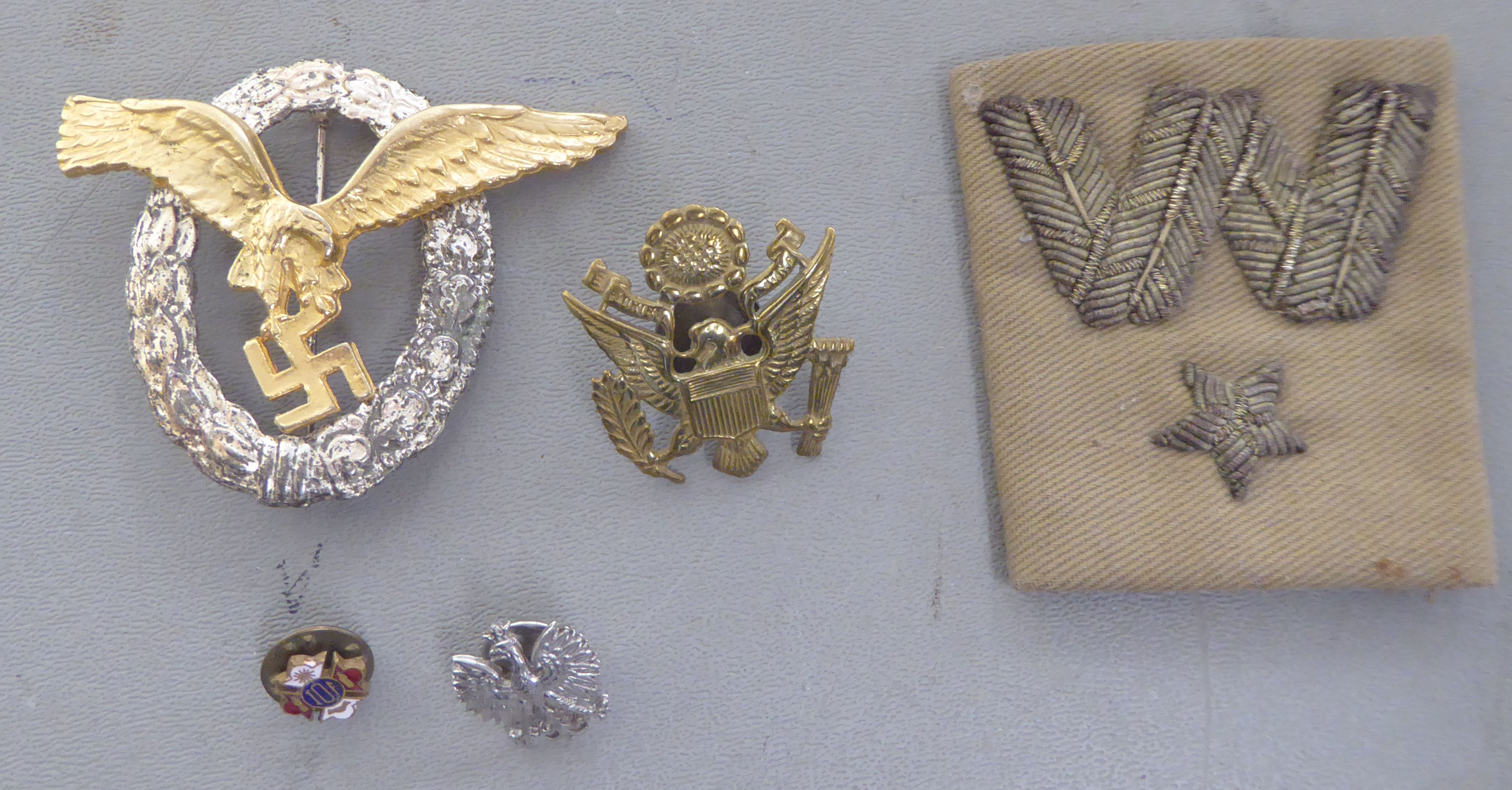 Uncollated military badges,