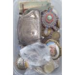 Mixed items of personal ornament and other collectables: to include a brooch,