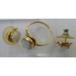 A 14ct gold claw set opal ring and a pair of matching earrings 11