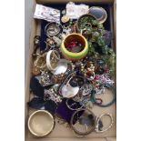 Uncollated coins and costume jewellery: to include bead necklaces OS10