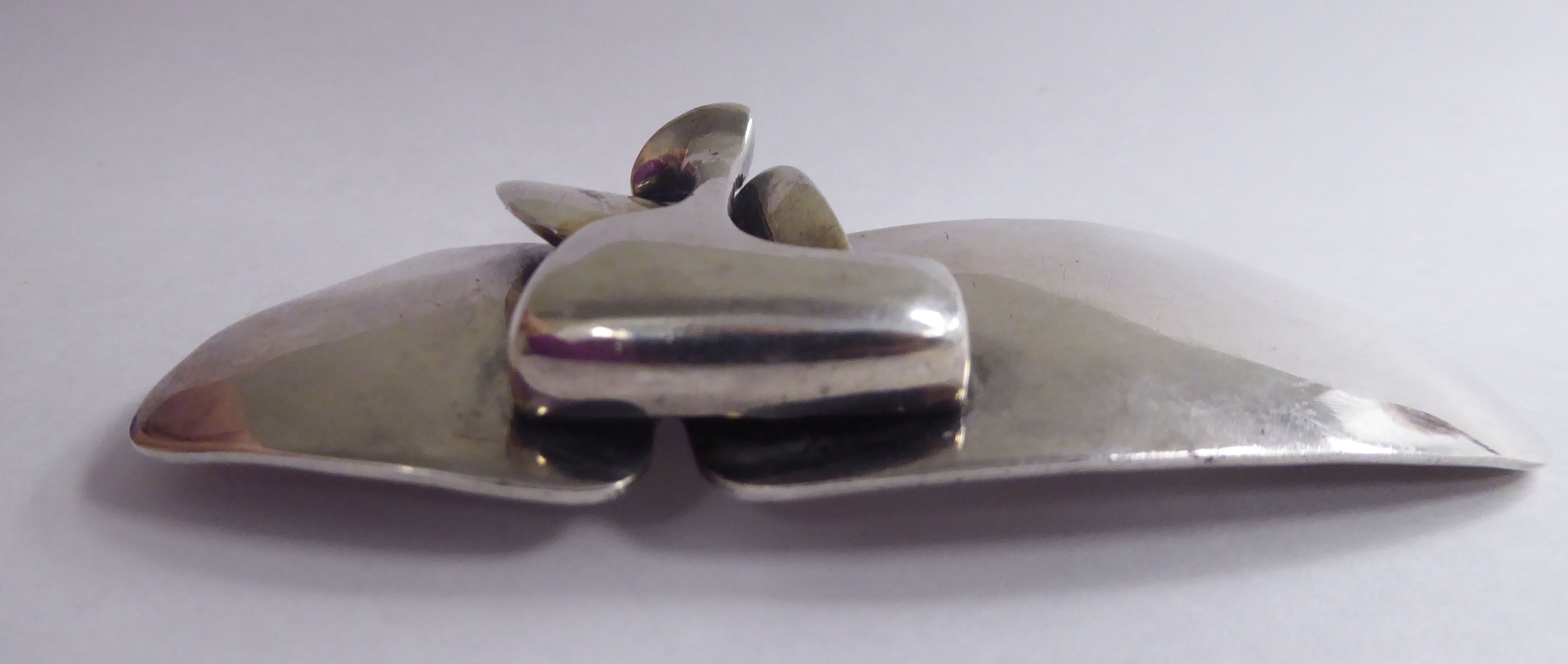 A Gilles Jonemann silver coloured metal brooch stamped 27 - Image 2 of 5