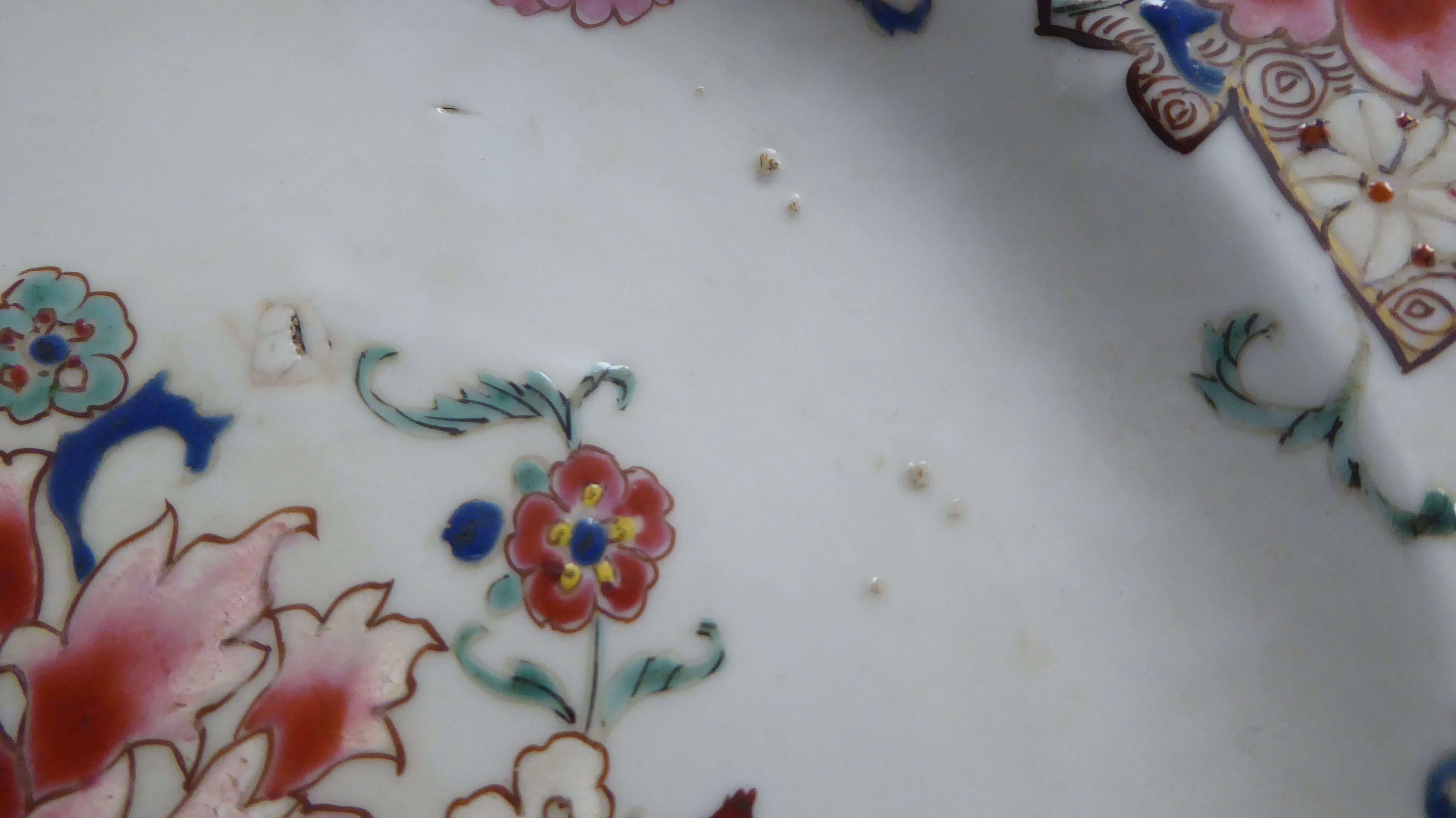 A late 18thC Chinese famille rose porcelain plate with a wavy border 9''dia - Image 3 of 4