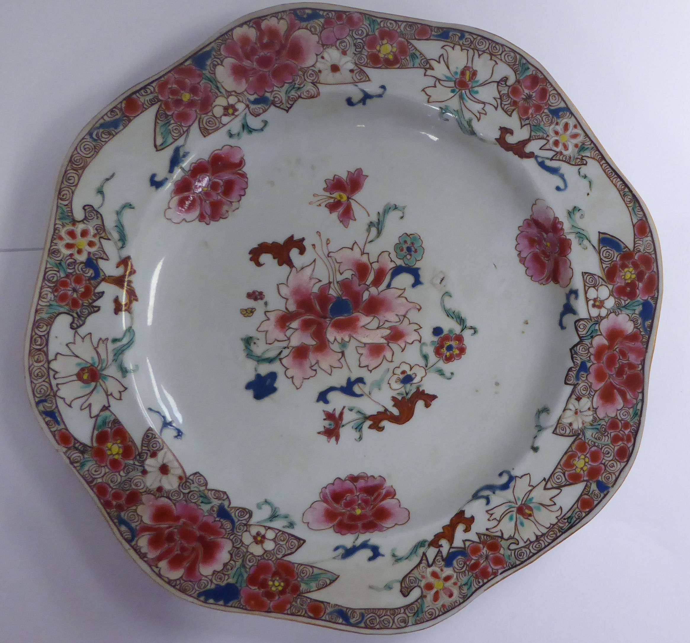 A late 18thC Chinese famille rose porcelain plate with a wavy border 9''dia