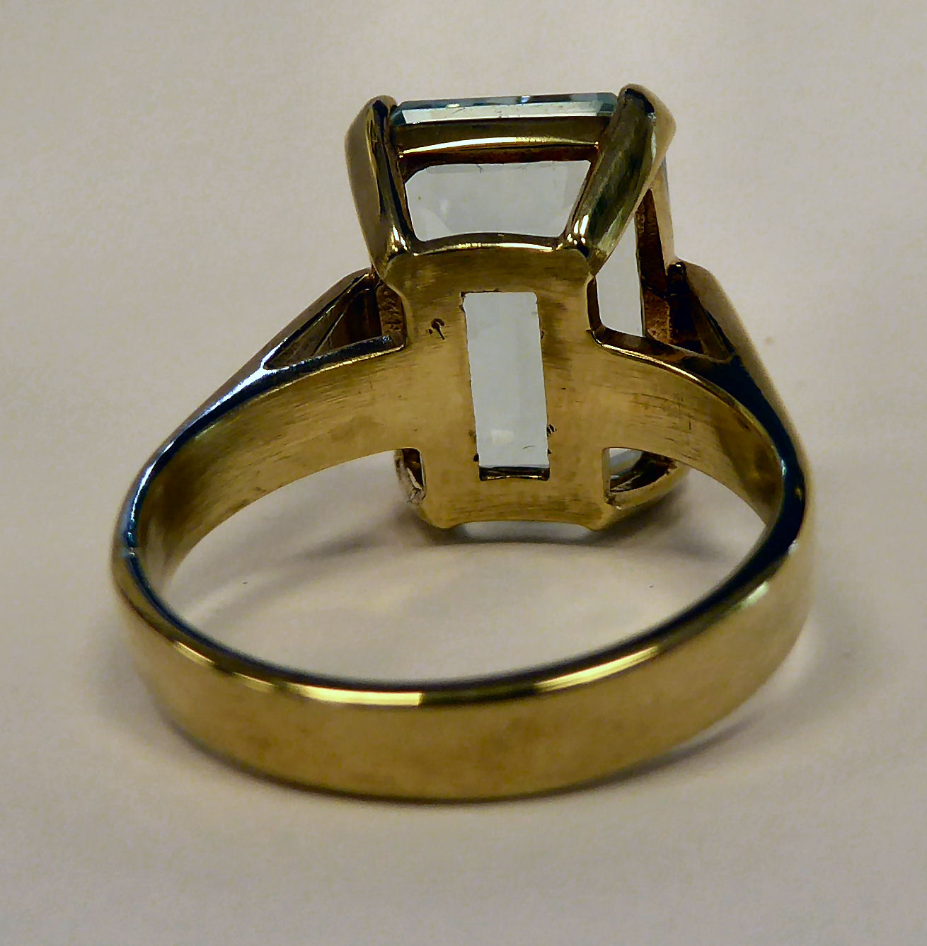 A gold coloured metal ring, - Image 4 of 5