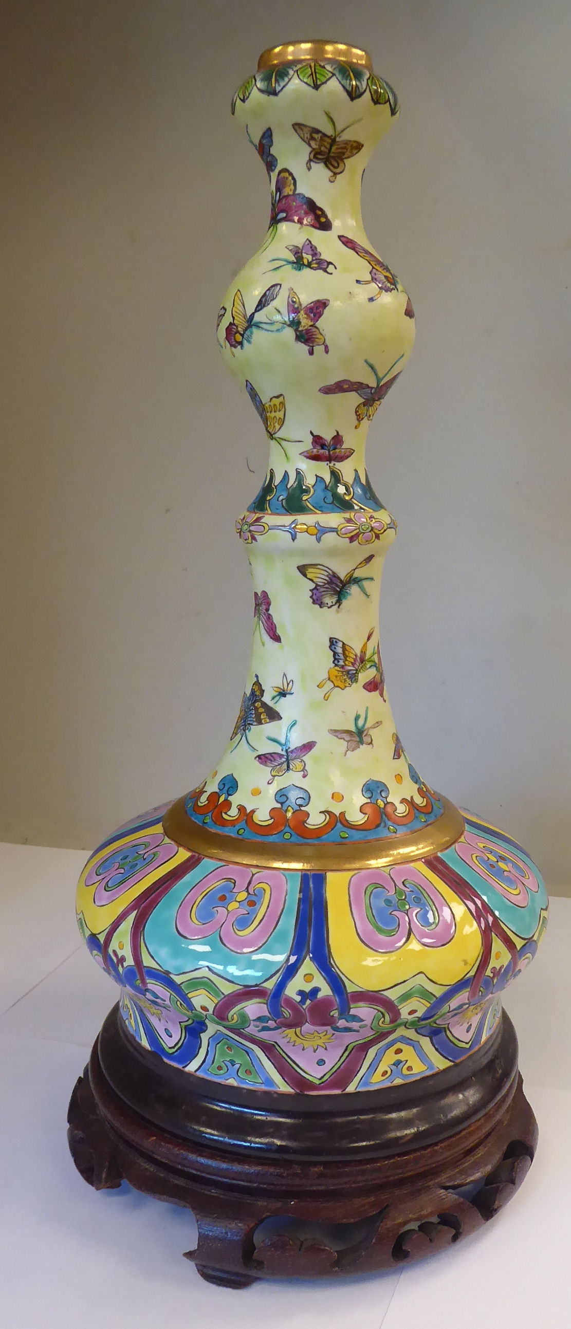 A modern Oriental porcelain bottle vase design table lamp base of squat,