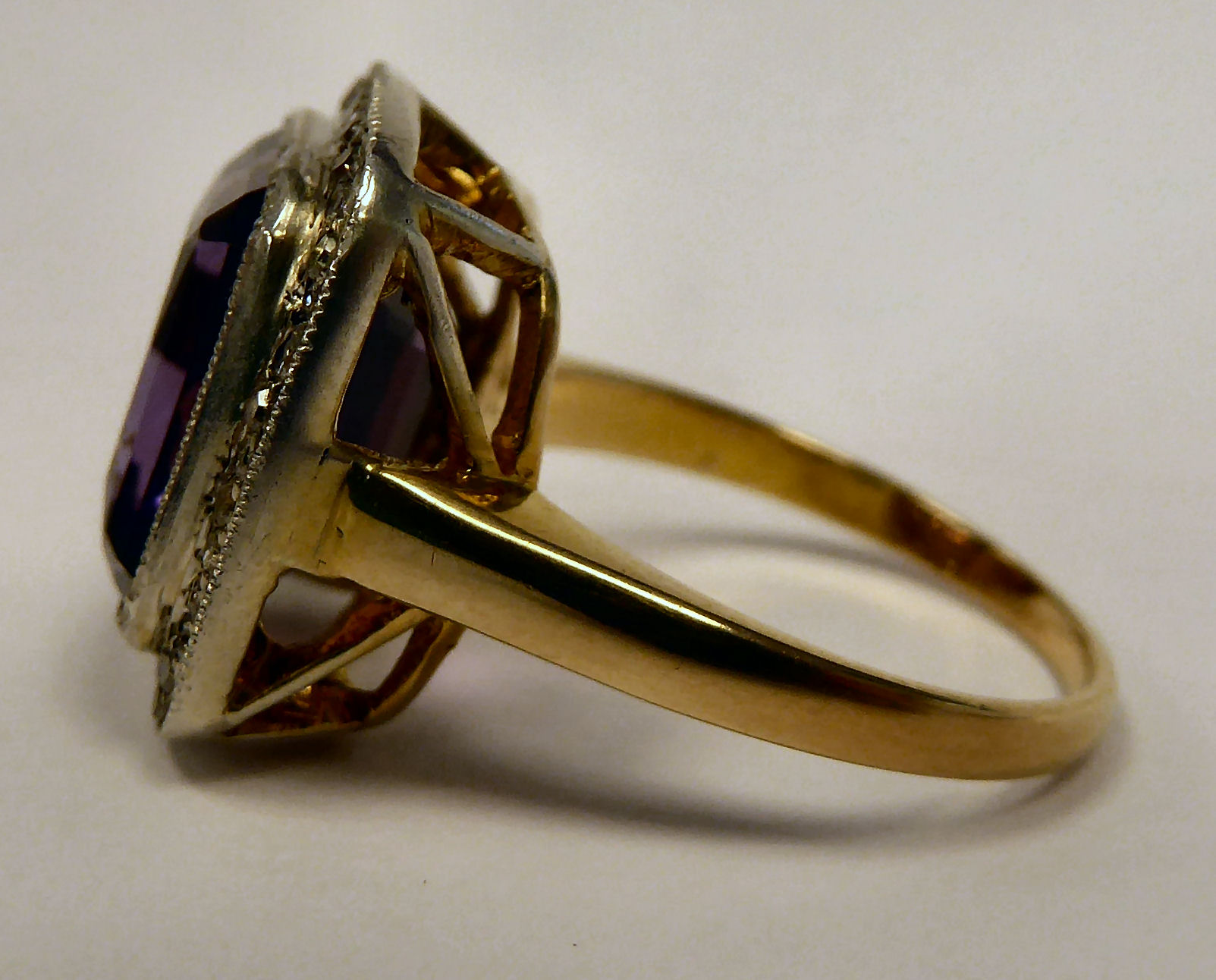 A gold coloured metal ring, set with an amethyst, - Image 2 of 4