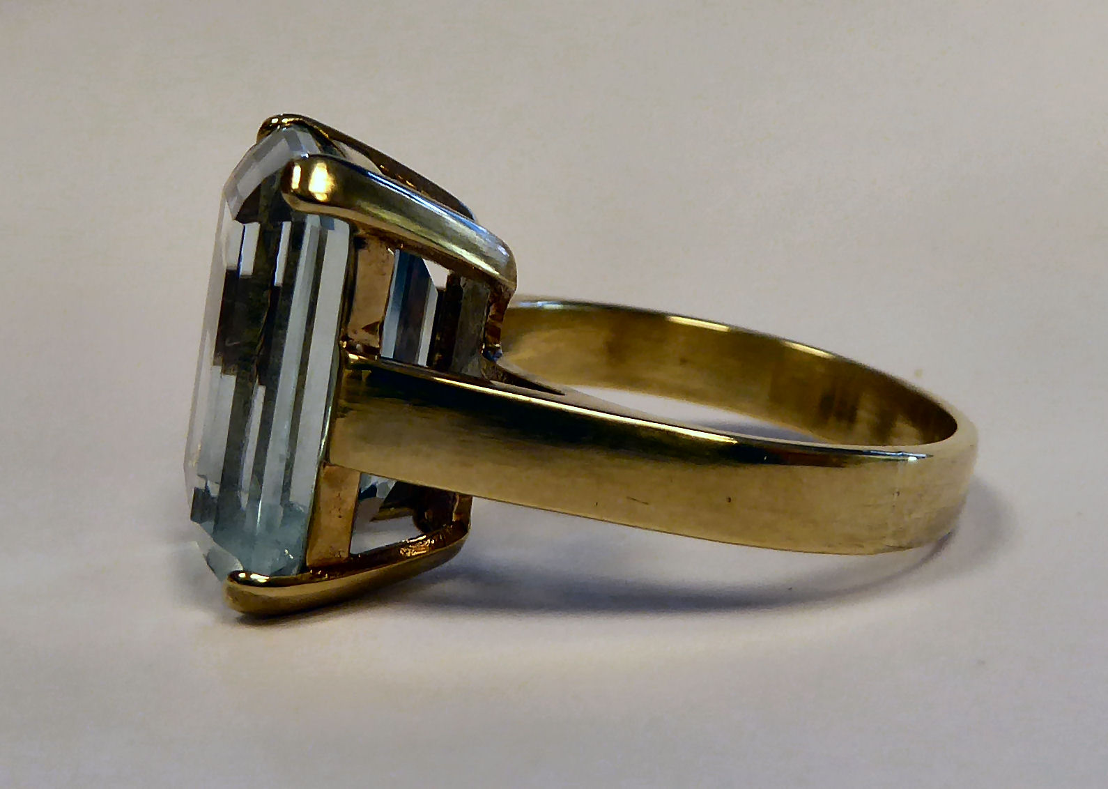 A gold coloured metal ring, - Image 3 of 5