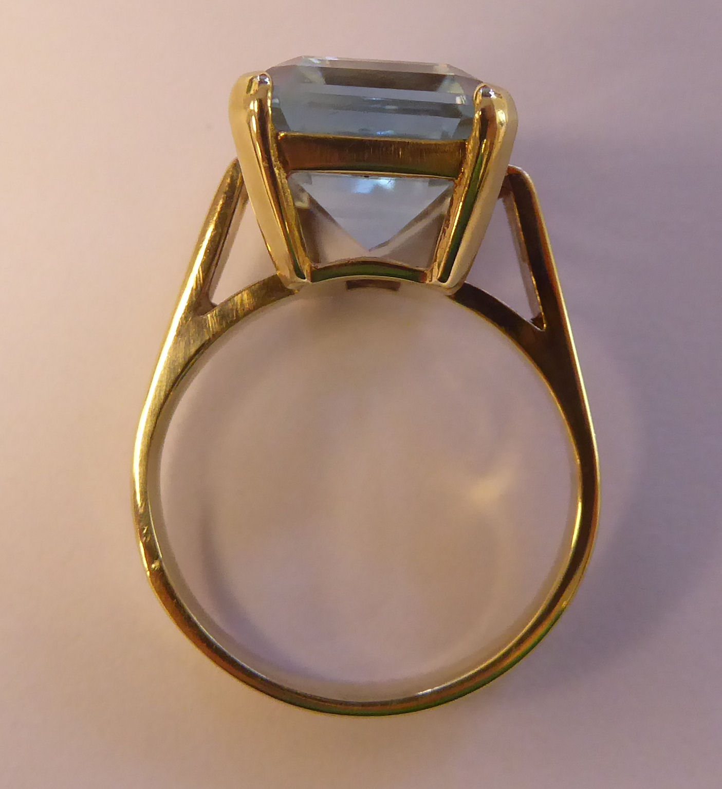 A gold coloured metal ring, - Image 5 of 5