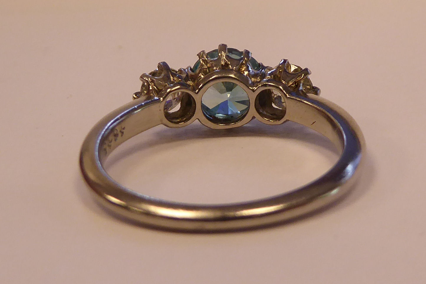 A white gold coloured metal, three stone ring, claw set with aquamarine, - Image 3 of 4