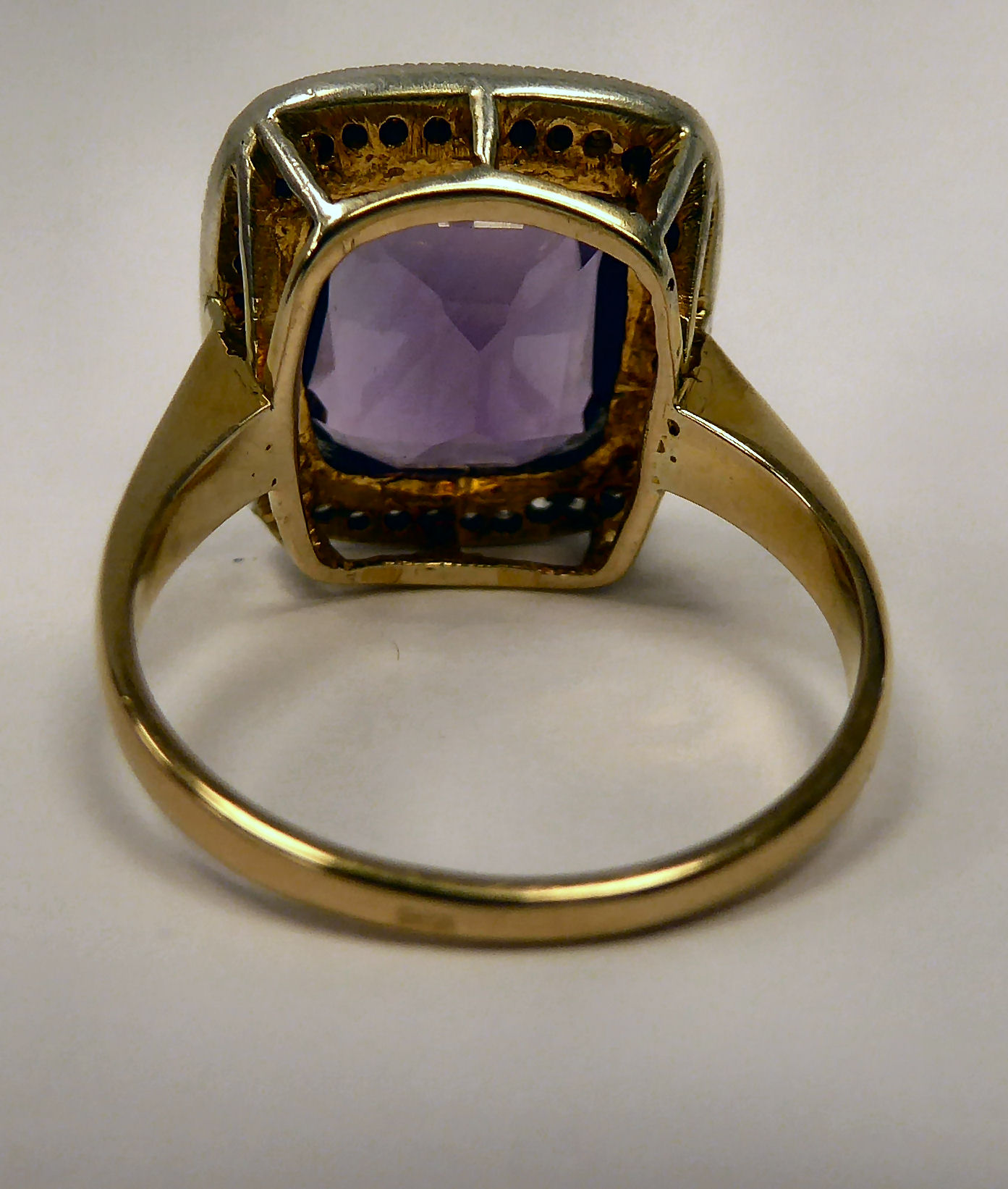 A gold coloured metal ring, set with an amethyst, - Image 3 of 4