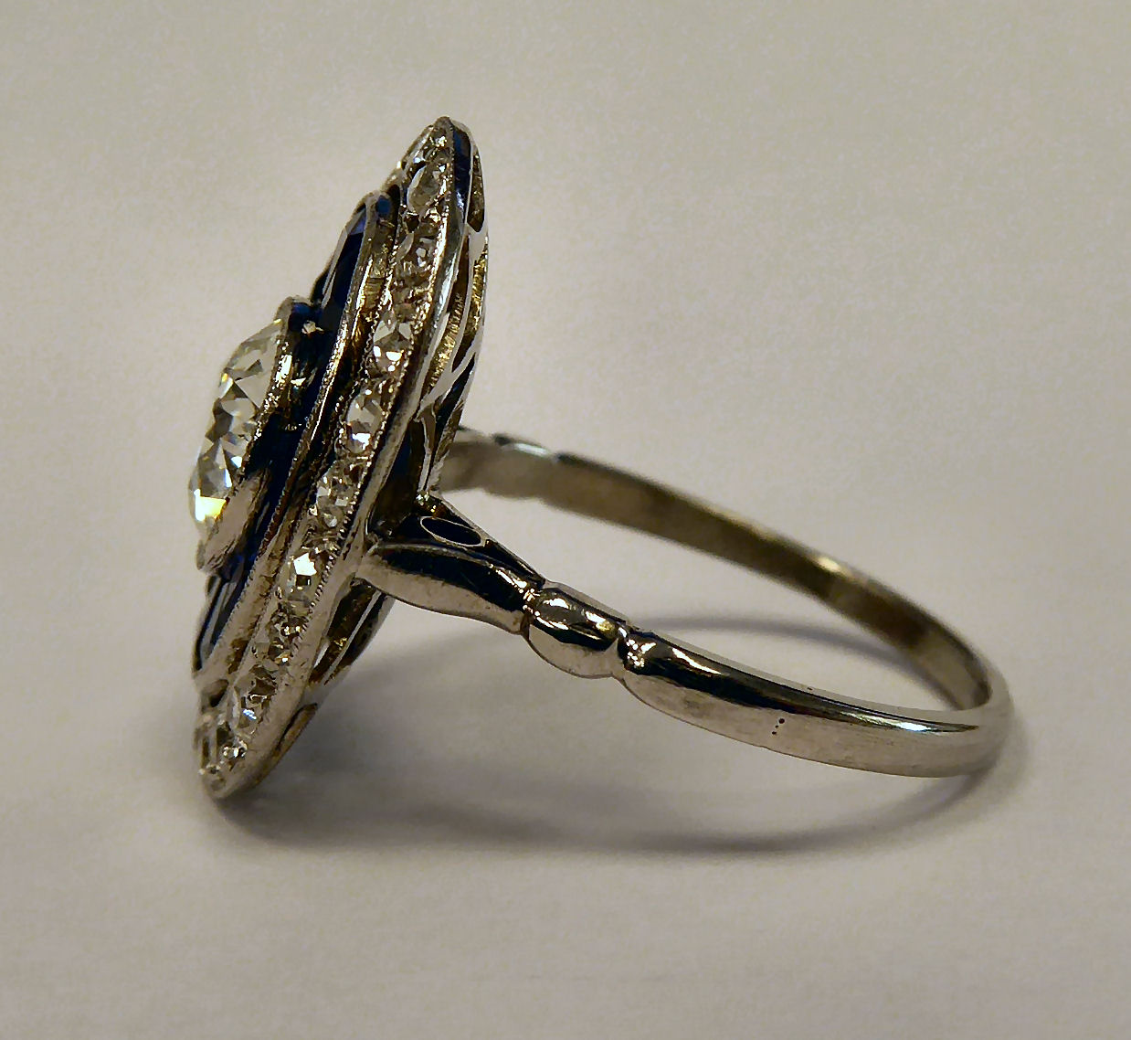 A white coloured gold ring, - Image 2 of 4