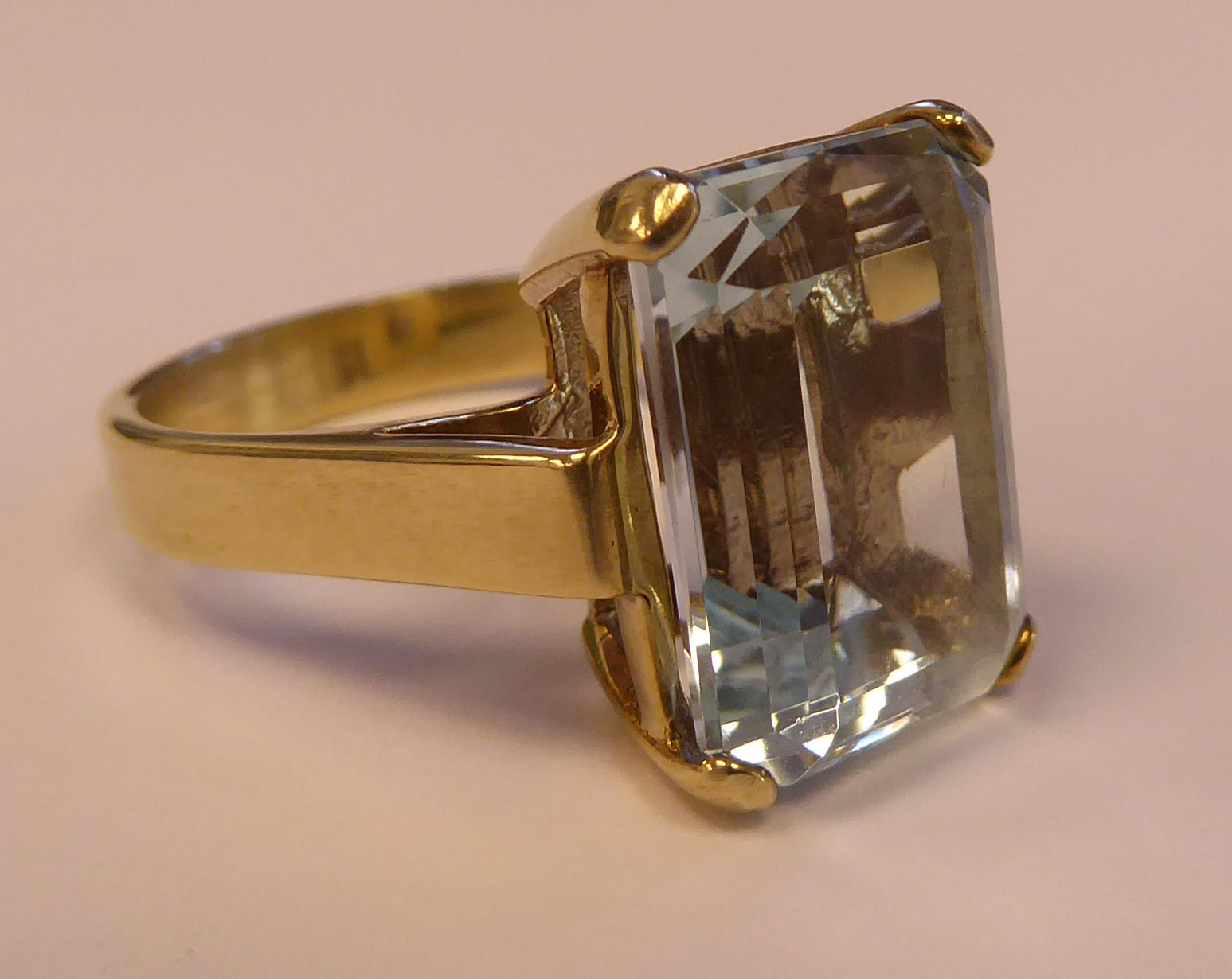 A gold coloured metal ring, - Image 2 of 5