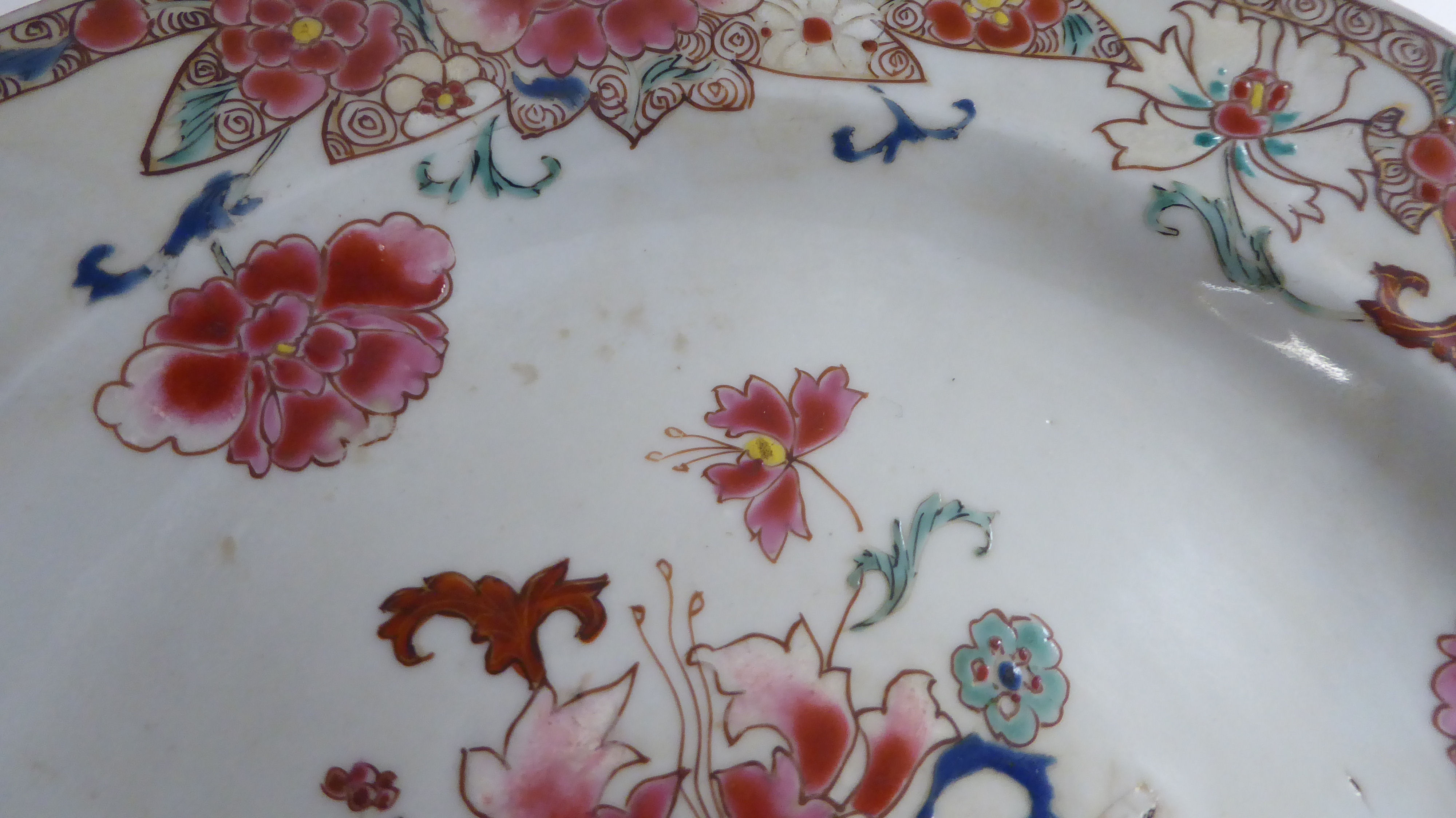 A late 18thC Chinese famille rose porcelain plate with a wavy border 9''dia - Image 2 of 4