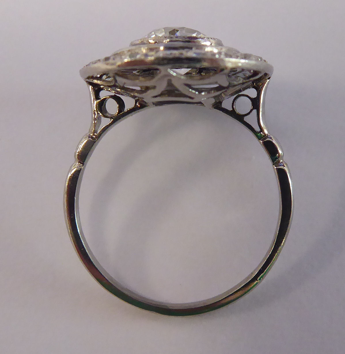 A white coloured gold ring, - Image 4 of 4