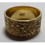 A 9ct gold textured wedding band