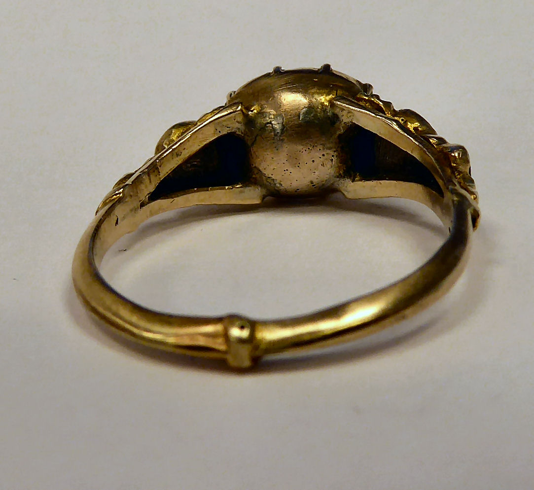 A gold coloured metal ring, - Image 3 of 5