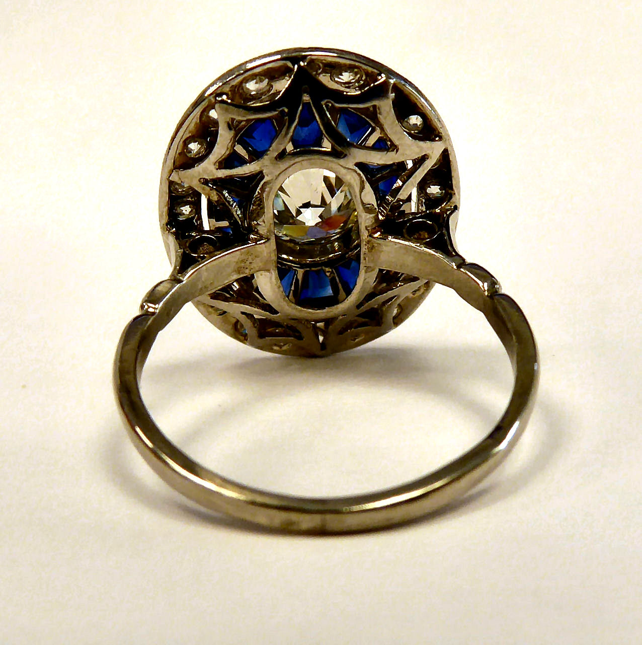 A white coloured gold ring, - Image 3 of 4