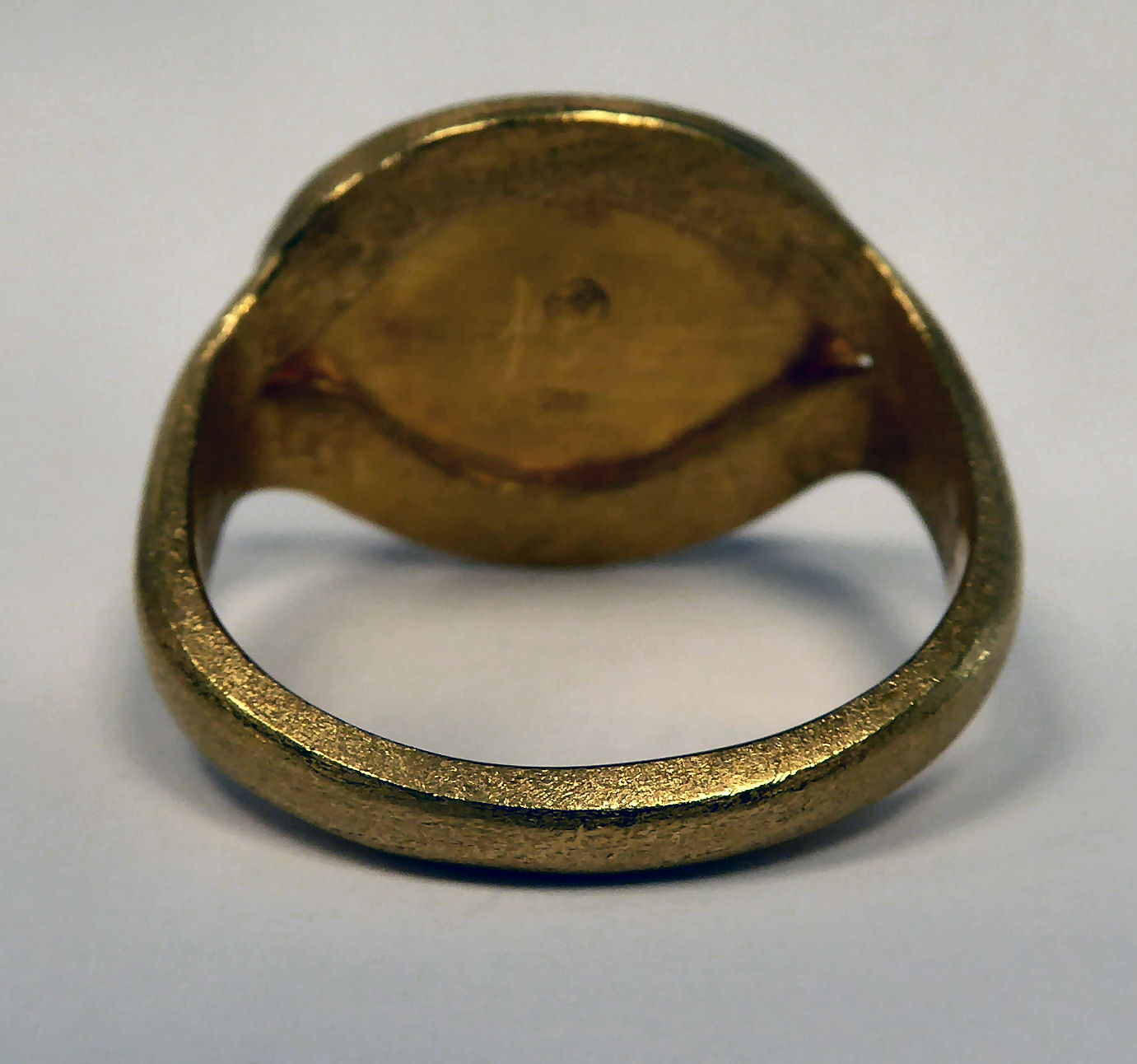 A gold coloured metal signet ring, - Image 3 of 5