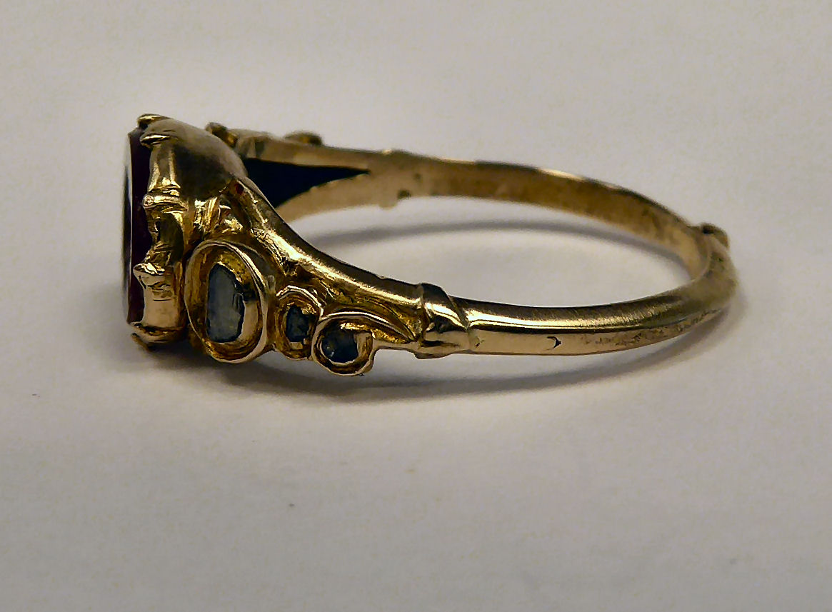 A gold coloured metal ring, - Image 2 of 5