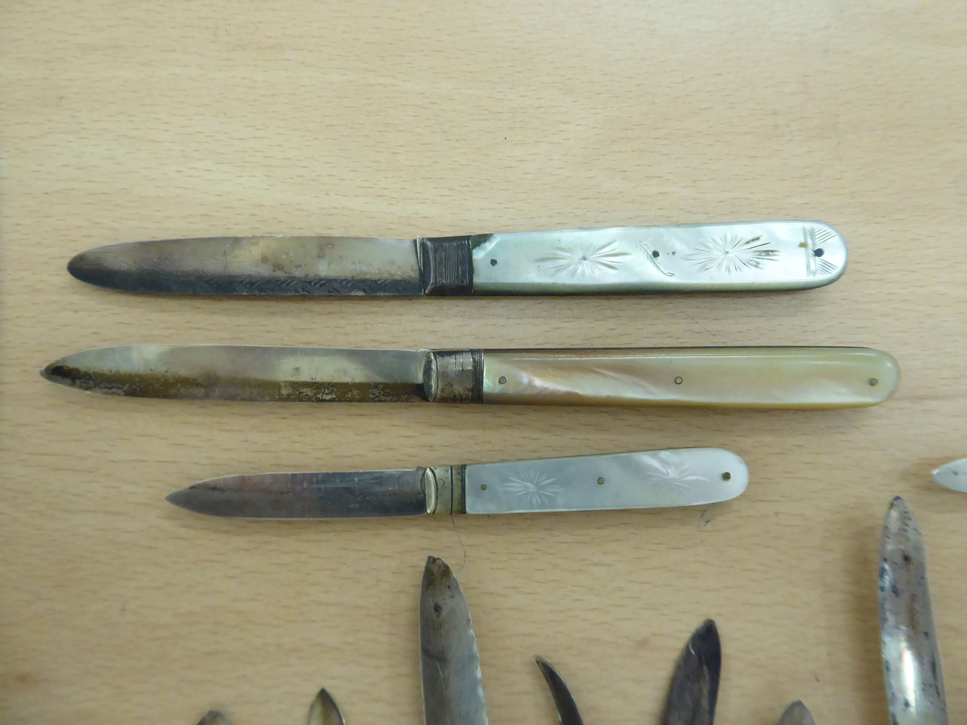 Seventeen similar 19th & 20thC folding fruit knives with mother-of-pearl handles and silver blades - Image 5 of 9