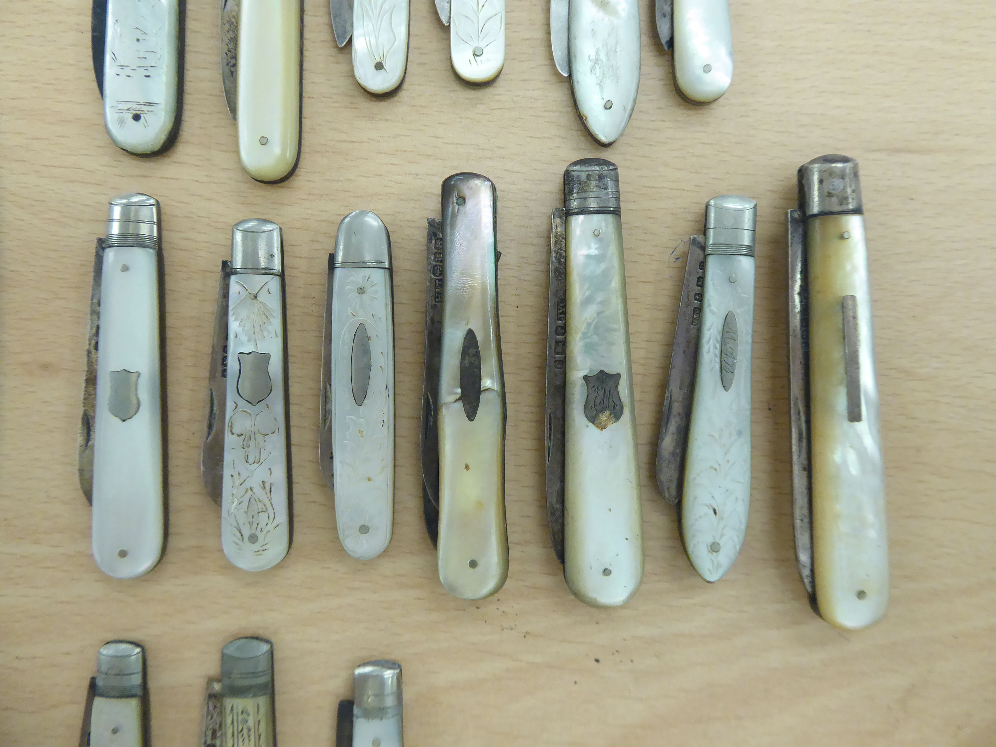 Seventeen similar 19th & 20thC folding fruit knives with mother-of-pearl handles and silver blades - Image 9 of 9