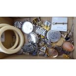 Silver and yellow metal collectables: to include gentlemens' items of personal ornament;