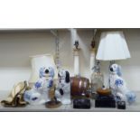 A mixed lot: to include a pair of Staffordshire pottery, blue and white painted,