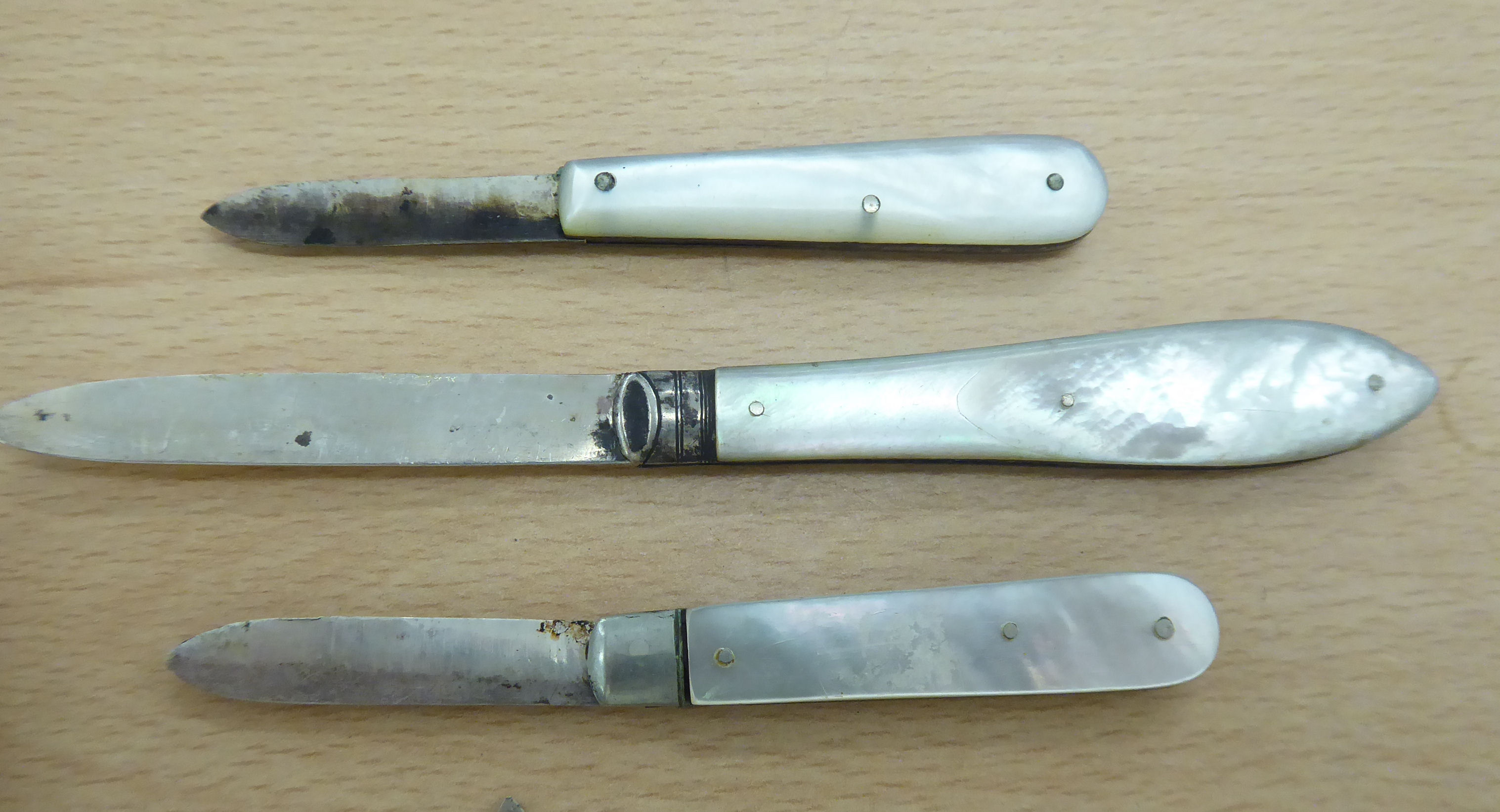 Seventeen similar 19th & 20thC folding fruit knives with mother-of-pearl handles and silver blades - Image 4 of 9