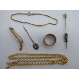 A 9ct gold engraved band ring; a 9ct gold hockey stick and ball bar brooch;