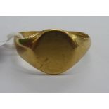 An 18ct gold signet ring 11
