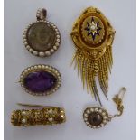 Late Victorian yellow metal jewellery, viz.