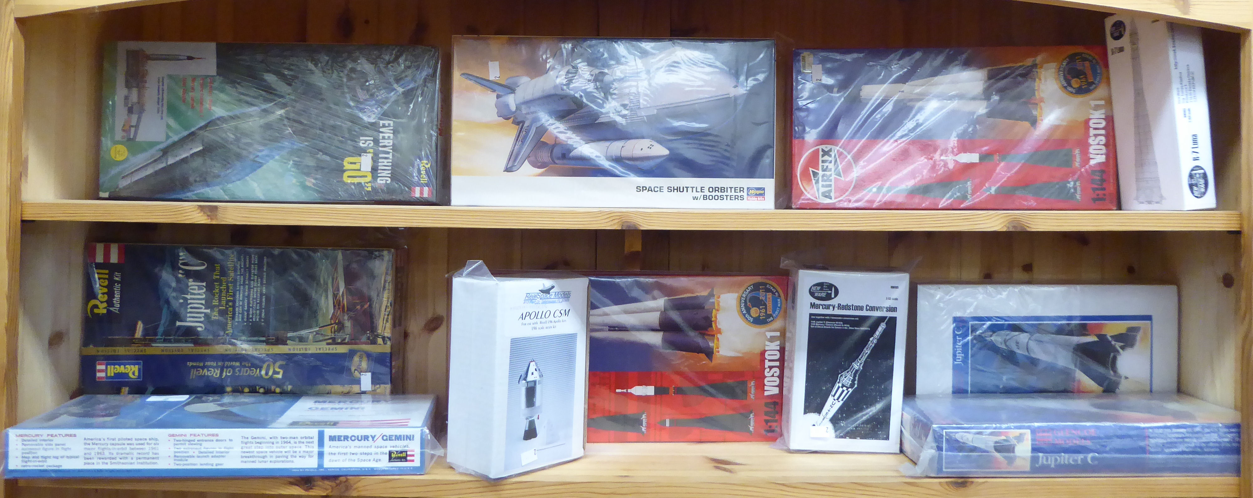 Model kits relating to space travel: to include an Airfix Vostok 1 boxed (completeness not - Image 2 of 6